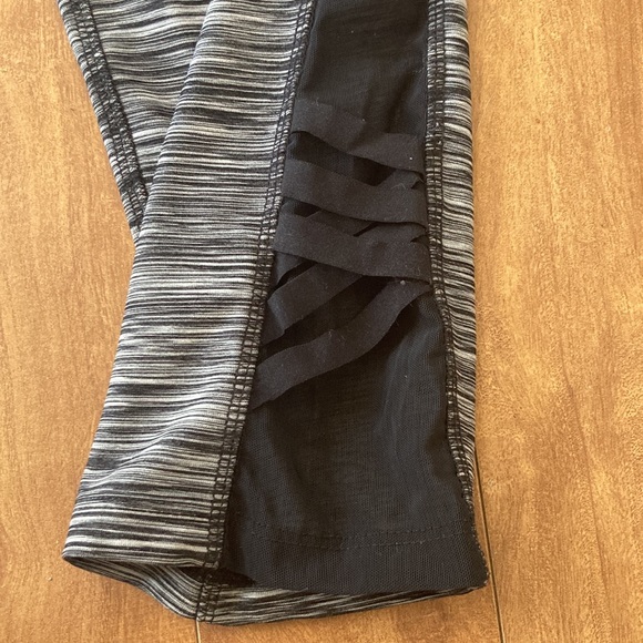 REEBOK💫Women’s Black/White Active Capris with Mesh Crisscrossed Bottoms - Picture 2 of 9